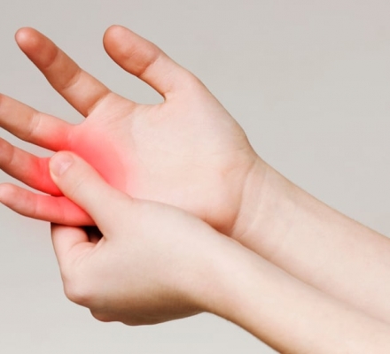 Những ai có nguy cơ đau nhức xương khớp bàn tay, ngón tay?